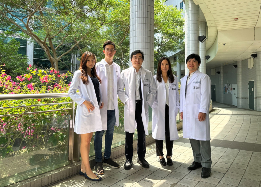 領導此研究的港大醫學院張穎宗醫生（中）表示，這項研究結果肯定了鋰劑的治療價值，證明只要配合定期監測，鋰劑可以安全地應用於躁鬱症治療。


 